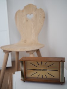 Bauernstuhl Eiche mit antiker Uhr