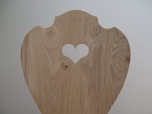 Schalenstuhl mit Herz aus Eiche