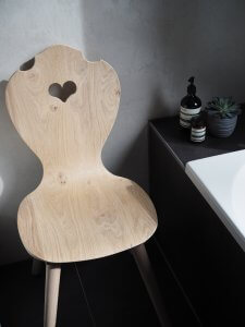 Stuhl aus Eiche mit AESOP Seife