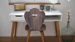 Schreibtischstuhl aus Holz in Altholz in 3D-Design