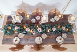 Tischdeko mit Bauernstühlen und Sammeltassen