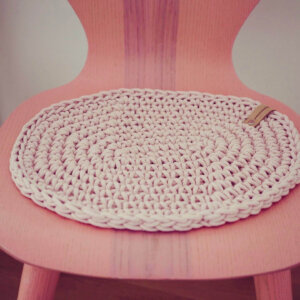 SÜSSHOLZ Häkelkissen in rosa im Mädchenzimmer