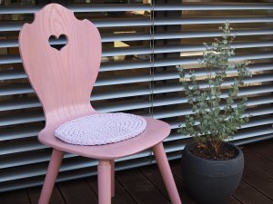 SÜSSHOLZ Herzerlstuhl lila mit Eukalyptusstrauch