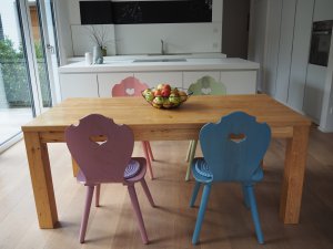 Bulthaup Küche B1 mit Holzstühlen im Alpendesign