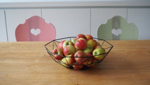 Bulthaup Küche B1 mit Holzstühlen und Äpfeln