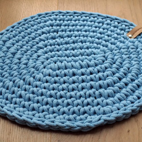 SÜSSHOLZ gehäkeltes Sitzkissen für Schalenstuhl in hellblau