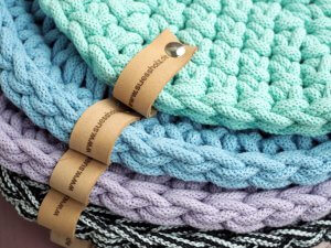 SÜSSHOLZ Häkelkissen-Stapel mit bunten Farben