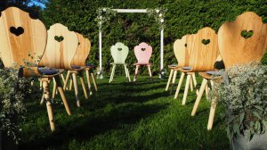 Freie Trauung im Garten mit Holzstühlen