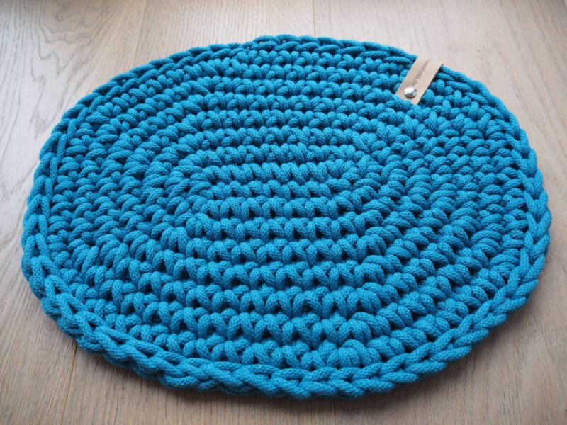 SÜSSHOLZ Häkelkissen in blau