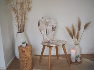 Boho Holzstuhl in Alpenchic mit Pampasgras und Deko