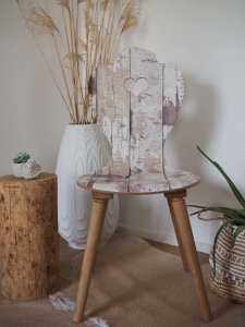 Shabby Chic Holzstuhl mit Scandi-Vase