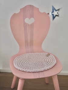 rosa Schalenstuhl im Kinderzimmer