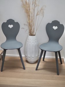Moderne Holztstühle grau lackiert mit weißer Scandi-Vase