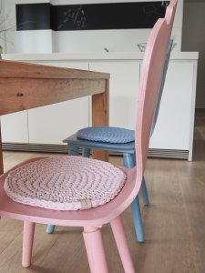 weiße Bulthaup Küche mit bunten Holzstühlen