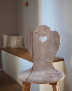 Moderner Bauernstuhl im Altholz-Design