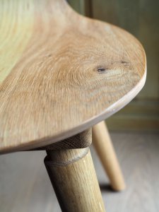 SÜSSHOLZ Herzerlstuhl Sitzfläche aus Eiche Close Shot