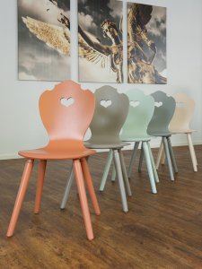 SÜSSHOLZ moderne Bauernstühle mitl Farrow & Ball lackiert