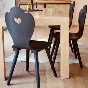 Schwarze moderne Bauernstühle am Küchentisch