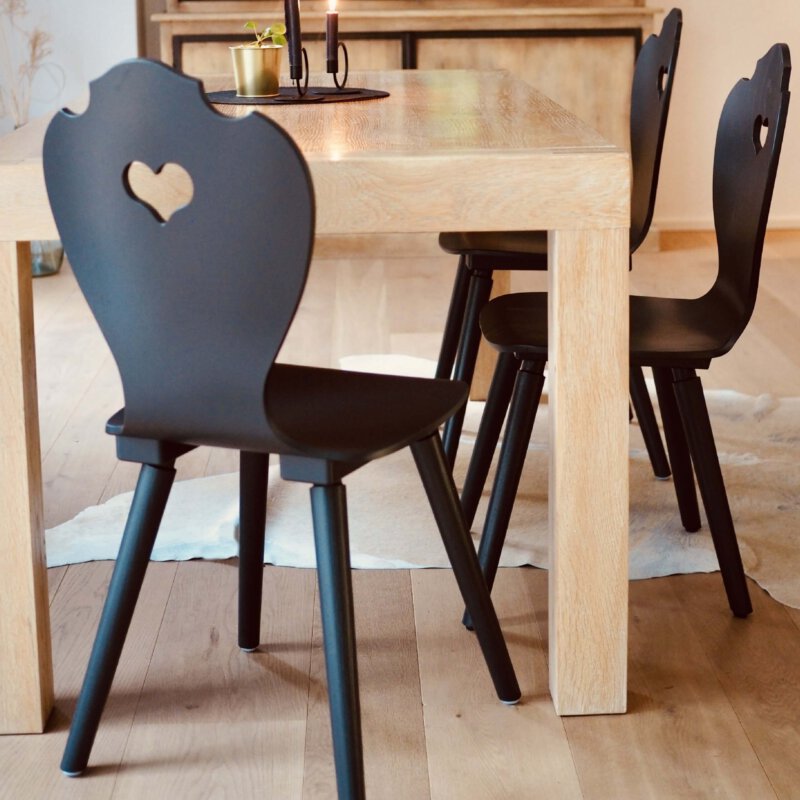 Schwarze moderne Bauernstühle am Küchentisch