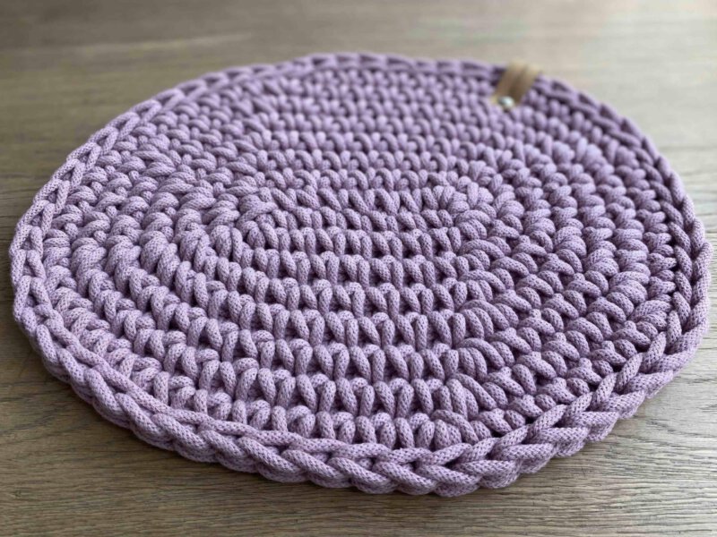 Gehäkeltes Sitzkissen für Schalenstuhl in pink