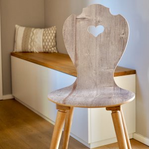 SÜSSHOLZ moderner Bauernstuhl im Altholzdesign in Garderobe