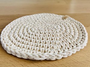 Gehäkelter Sitzkissen in beige mit Goldfäden