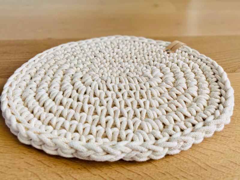 Gehäkelter Sitzkissen in beige mit Goldfäden