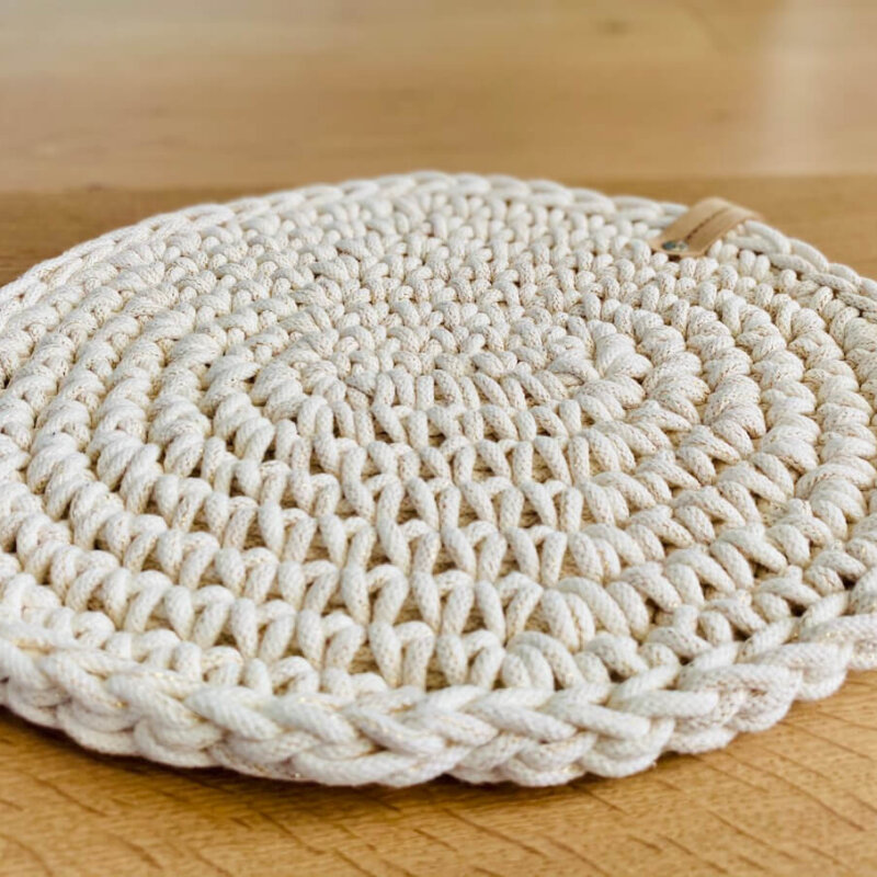 Gehäkelter Sitzkissen in beige mit Goldfäden