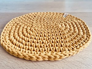 Gehäkelter Sitzkissen für Schalenstuhl in senfgelb