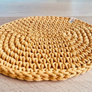 Gehäkelter Sitzkissen für Schalenstuhl in senfgelb