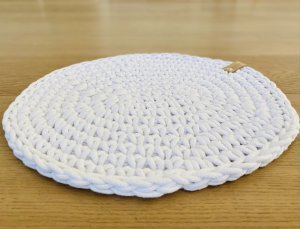 Gehäkeltes Sitzkissen für Schalenstuhl in weiß