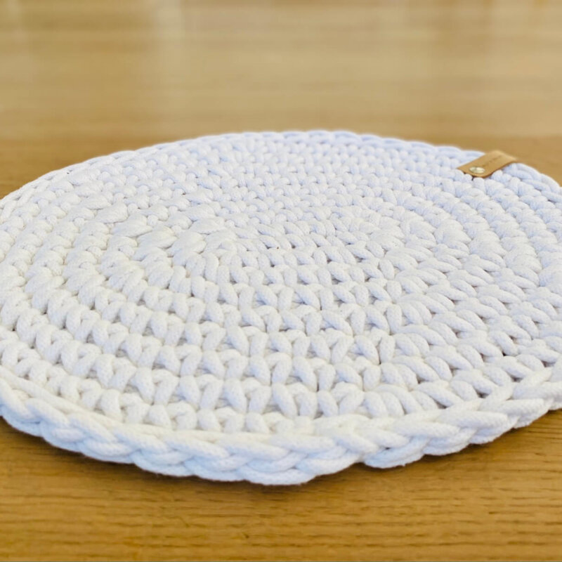 Gehäkeltes Sitzkissen für Schalenstuhl in weiß