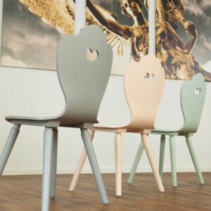 Herzerlstühle von SÜSSHOLZ bunt lackiert mit Farrow and Ball