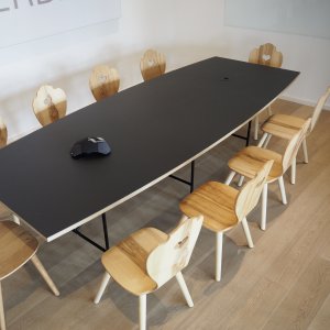 Agentur-Meetingraum mit modernem Konferenztisch und SÜSSHOLZ Bauernstühlen