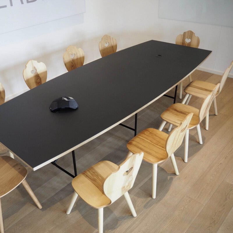 Agentur-Meetingraum mit modernem Konferenztisch und SÜSSHOLZ Bauernstühlen