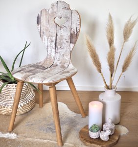 SÜSSHOLZ Herzerlstuhl im Boho Look mit Boho-Deko und Pampasgras