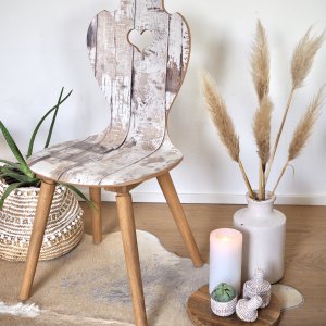 SÜSSHOLZ Herzerlstuhl im Boho Look mit Boho-Deko und Pampasgras