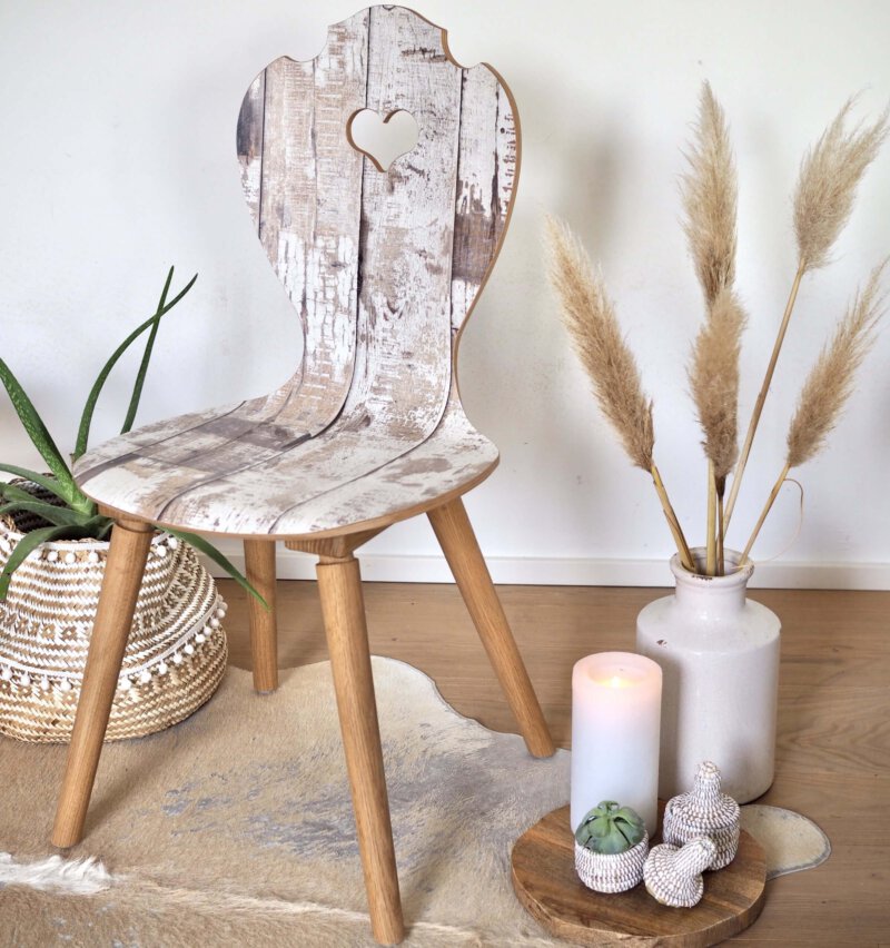 SÜSSHOLZ Herzerlstuhl im Boho Look mit Boho-Deko und Pampasgras