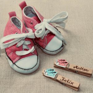 Babyschuhe mit individueller Holzklammer als Geburtsgeschenk