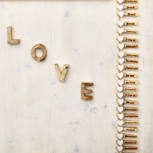 Sitzplan mit Holzklammern für Trachtenhochzeit