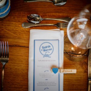 Individuelle Holzklammer für Hochzeit als Tischdekoration