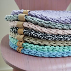 Stapel SÜSSHOLZ Sitzkissen in bunten Farben