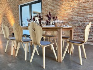 SÜSSHOLZ Herzerlstühle vor Ziegelwand im Industrielook