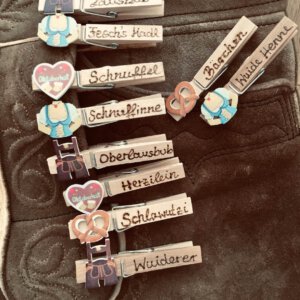 Individuell gravierte Holzklammern an Lederhose