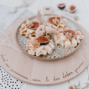 Teller mit Waffeln und Feigen auf Holzbrett mit schöner Gravur