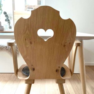 Herzerlstuhl aus Eiche mit Armlehnen behandelt mit Rohholzeffektöl