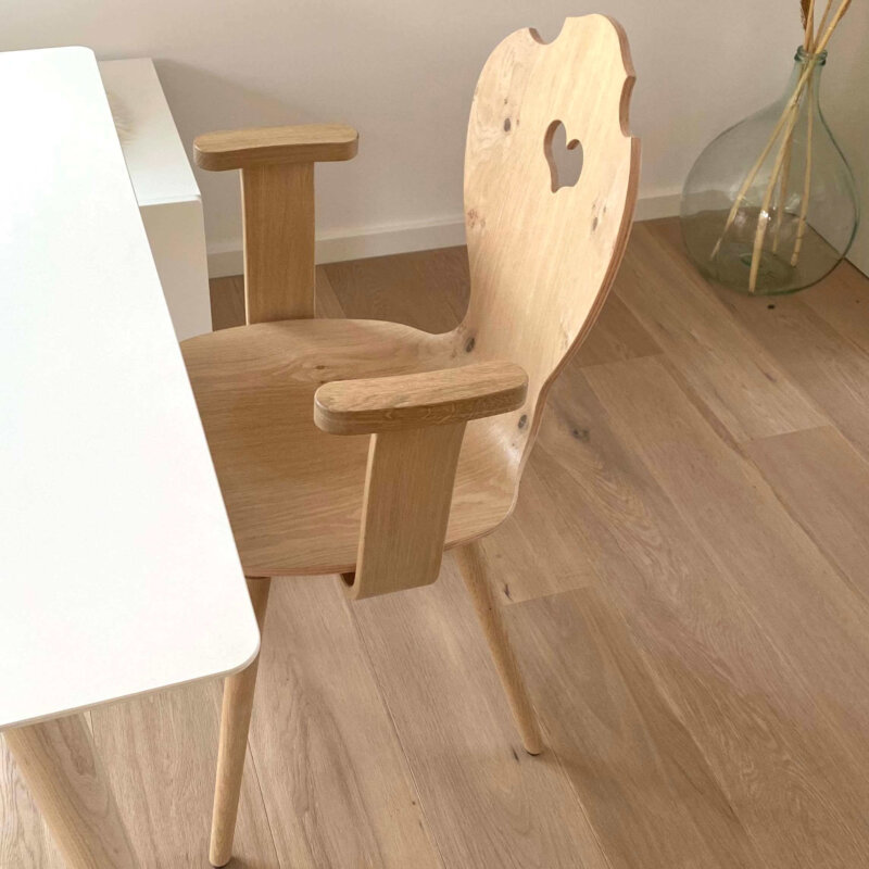 Bauernstuhl mit Rohholzeffekt am Tisch