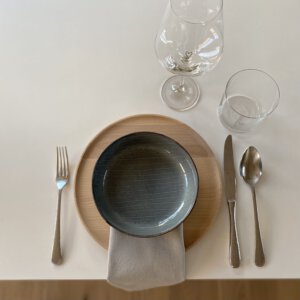 Modern Living mit Platztellern aus Holz und Broste Geschirr