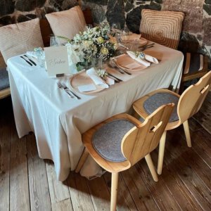 Hütten Dinner mit Herzerlstühle und Platztellern aus Holz
