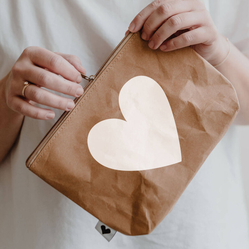 Kosmetiktasche mit Hand